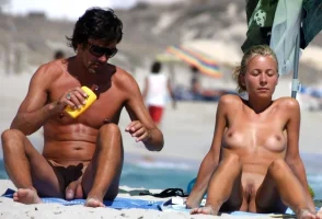 Attraktives_Nudisten_Paerchen-66.webp