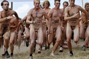 homens%20pelados%20em%20público%20roskilde%20festival%20(14).webp