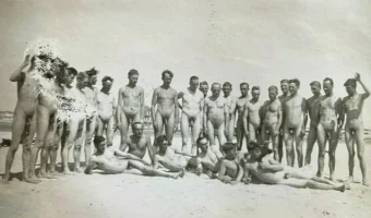 large.1987372525_27nakedguysonthebeach.jpg.4a1056a64d0d539610cb905b258a3dbc.webp