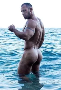 Macho bañándose.webp
