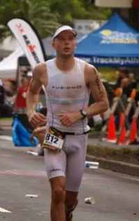 triathlete-muscular-leg-hairy-visible-penis-line-.webp