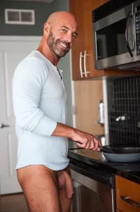 hot-men-kitchen_36.webp