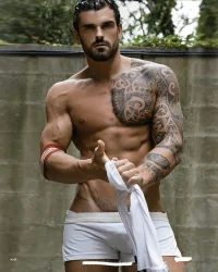 Stuart-Reardon-naked-in-a-2013-issue-of-Gay-Times-magazine-5_LI.webp