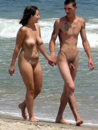 nude-couple-on-the-beach1.webp