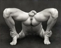 Halbbruecke_Mann_NacktYoga_NudeYoga_Zürich.webp