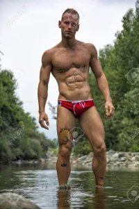 49570159-Hombre-muscular.webp