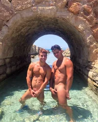 beach_guys_013.webp