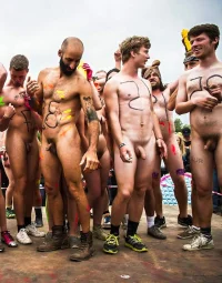 men-nude-in-public.webp