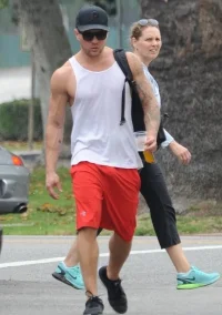 2922D54100000578-3100689-Hollywood_hunk_Ryan_Phillippe_shows_off_.webp