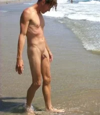 nude-guy-with-short-soft-cock-390x450.webp