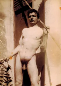 Gloeden,_Wilhelm_von_(1856-1931)_-_n._0697_-_da_-_Amore_e_arte,_p._46.webp
