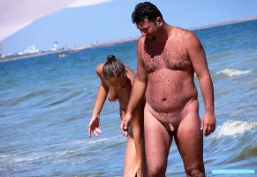 Paar_beim_Strandspaziergang-15_LI.webp