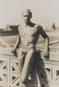 gerhard-riebicke-sportif-posant-nu-au-stade-de-grunewald,-berlin.webp