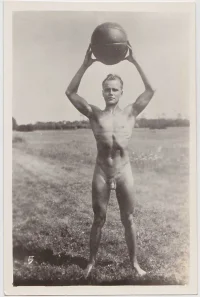 bodybuilder-with-medicine-ball_864x1280.webp