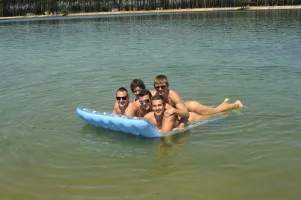 airbed-friendship.webp