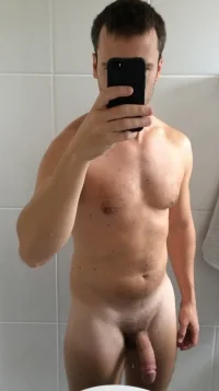 nude-man-in-the-mirror.webp