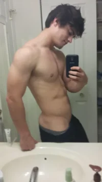 naked-guy-selfie-1-3.webp