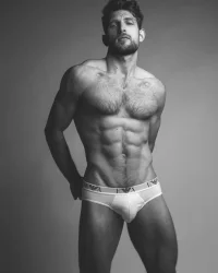 LOFFICIEL-HOMMES-POLAND-Konstantin-Resch-by-Arron-Dunworth..webp
