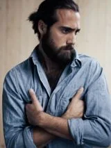 christian-goeran-mit-bart-600x800-1358599-1685772.webp