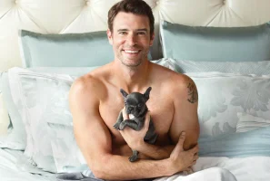 scott-foley-shirtless-in-a-bed-with-puppies-.webp