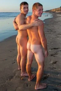 91e0cd8d4f27e1bfdb614c315a55caa8--beach-bun-men-bodies.webp